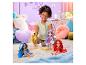 Poupées Rainbow High stylées, accessoires et une enfant jouant.