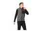 Homme en gilet polaire gris avec manches noires et pantalon noir.