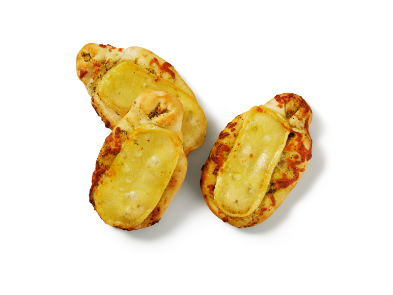 Deux petits pains cuits au four avec du fromage et des herbes sur fond blanc.