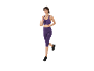 Femme en tenue de sport violette, brassière et legging capri, en train de courir.
