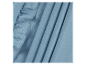 Détail d'un tissu bleu avec des volants.