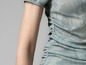 Une femme porte un t-shirt bleu clair à rayures.