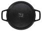 Cocotte noire ronde avec deux poignées et des icônes de plaque de cuisson sur le dessous.