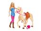 Poupée Barbie blonde en rose et bleu, à côté d'un cheval beige avec une selle.