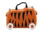 Une valise orange avec un imprimé de tigre sur roulettes pour enfants.