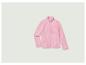 Une veste rose en polaire avec une fermeture éclair.