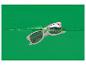 Lunettes de soleil roses et beiges flottant dans l'eau verte avec des éclaboussures.