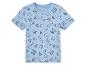 T-shirt bleu pour enfant, imprimé requins et accessoires de plage.