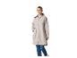 Femme portant un imperméable beige et un jean bleu
