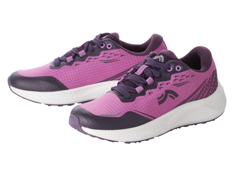 Deux paires de chaussures de course roses et violettes.