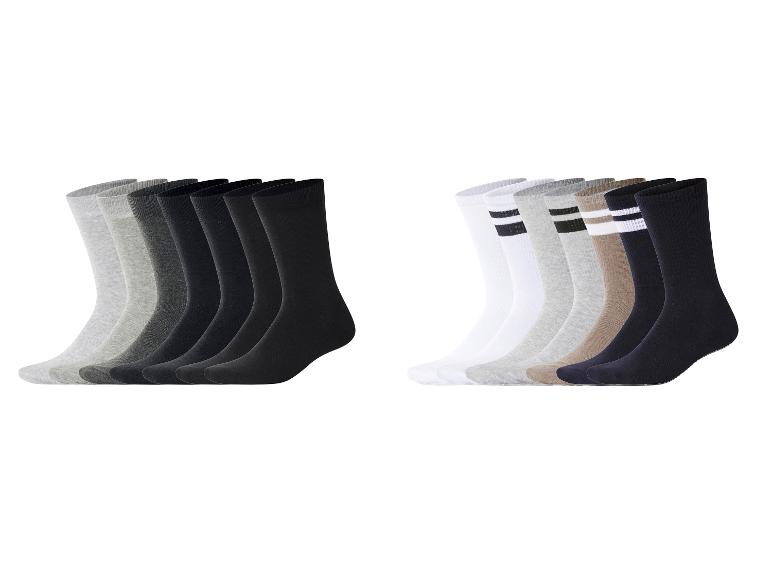 Deux ensembles de chaussettes : chaussettes unies et chaussettes à rayures.