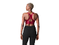 Femme de dos portant une brassière de sport rouge et un pantalon de survêtement noir.