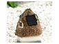 Une petite maison charmante avec un panneau solaire et une fenêtre.