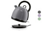 Une bouilloire grise Silvercrest sur une base noire.