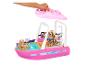 Un ensemble de jeu bateau Barbie avec deux poupées, une dans une piscine et une debout.