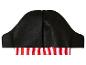 Un chapeau de pirate noir avec des rayures rouges et blanches.