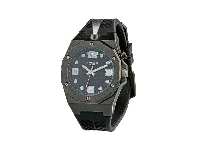 Montre pour homme noire au design robuste avec un cadran texturé.