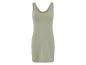 Robe chemise et débardeur vert clair.