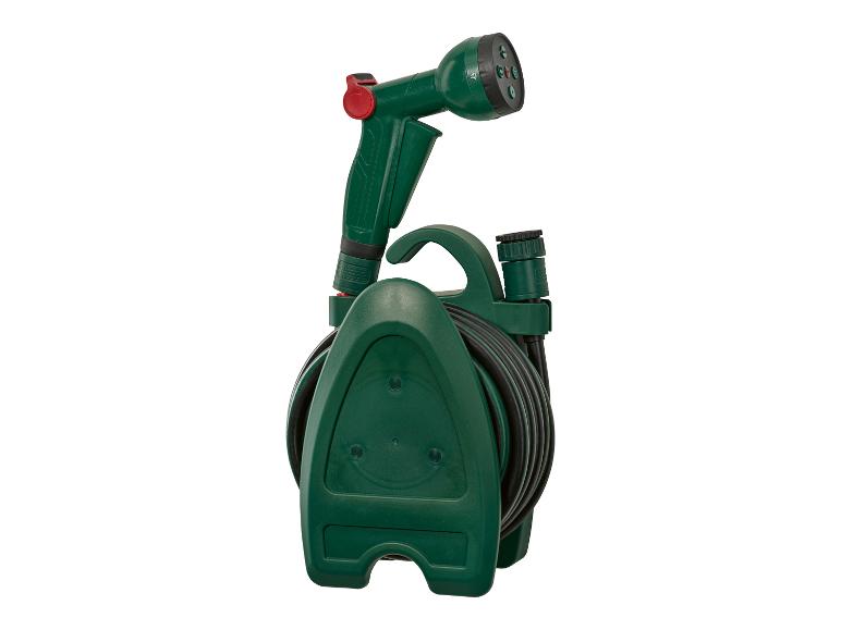 Tuyau d'arrosage vert sur enrouleur avec pistolet pulvérisateur réglable.