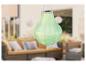 Lanterne solaire verte suspendue, idéale pour décorer un jardin.