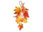 Guirlande d'automne avec feuilles, baies, fleurs, détails en coton et éclairage.