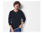 Modèle masculin portant un t-shirt henley bleu marine et un jean.
