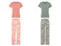 Deux ensembles de pyjamas avec des pantalons rayés et à fleurs.