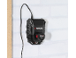 Chargeur de batterie noir avec une batterie 2,5 Ah insérée, monté sur un mur blanc.