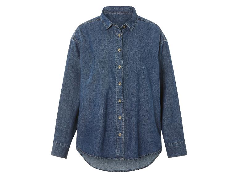 Une chemise en jean bleu à manches longues.