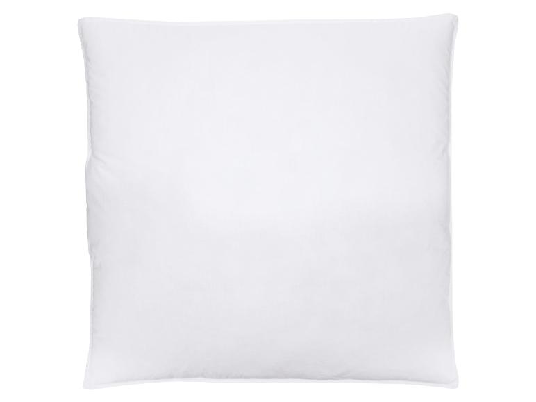 Un oreiller blanc uni, de forme rectangulaire, sur fond blanc.