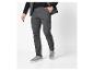 Pantalon cargo gris foncé pour homme avec baskets.