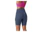 Femme en short cycliste bleu foncé et soutien-gorge de sport rose, vue de dos.