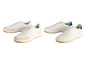 Deux paires de baskets blanches avec des détails beige et bleu.