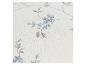 Gros plan de papier peint avec un délicat motif floral bleu et des feuilles grises sur fond blanc texturé.