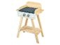 Un barbecue en bois jouet avec grille et boutons.