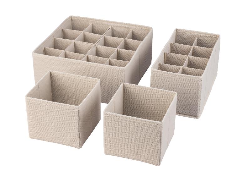 Boîtes de rangement en tissu beige : grands modèles à multiples compartiments et petits modèles carrés.