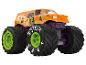 Un monster truck orange avec de grandes roues et un design Jester.
