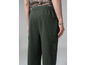 Pantalon cargo vert avec ceinture élastique.
