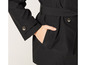 Une veste noire avec une ceinture, des boutons et des poches.