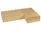 Un banc en bois en forme de L fait de planches.