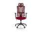 Chaise de bureau rouge avec accoudoirs et roulettes sur fond blanc.