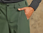 Gros plan sur une poche de pantalon verte.