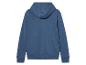 Un sweat-shirt à capuche bleu à manches longues.