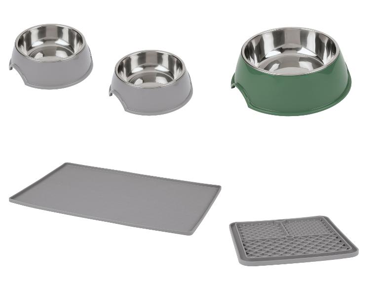 Gamelles pour animaux de compagnie en gris et vert avec tapis d'alimentation assortis.