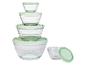 Un ensemble de bols en verre avec des couvercles verts.