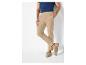 Pantalon chino beige et chaussures bateau.