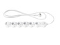 Une multiprise blanche avec cinq prises électriques et deux ports USB.