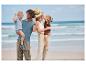 Famille heureuse à la plage, vêtements décontractés et chaussures confortables.