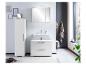 Salle de bain moderne avec colonne blanche, lavabo et armoire de toilette.