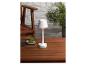 Une lampe de table blanche avec un abat-jour sur une table en bois.